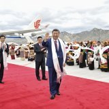 Le président chinois Xi Jinping arrivant à Lhassa pour une de ses rares visites au Tibet. KEYSTONE/EPA/XINHUA / Yin Bogu